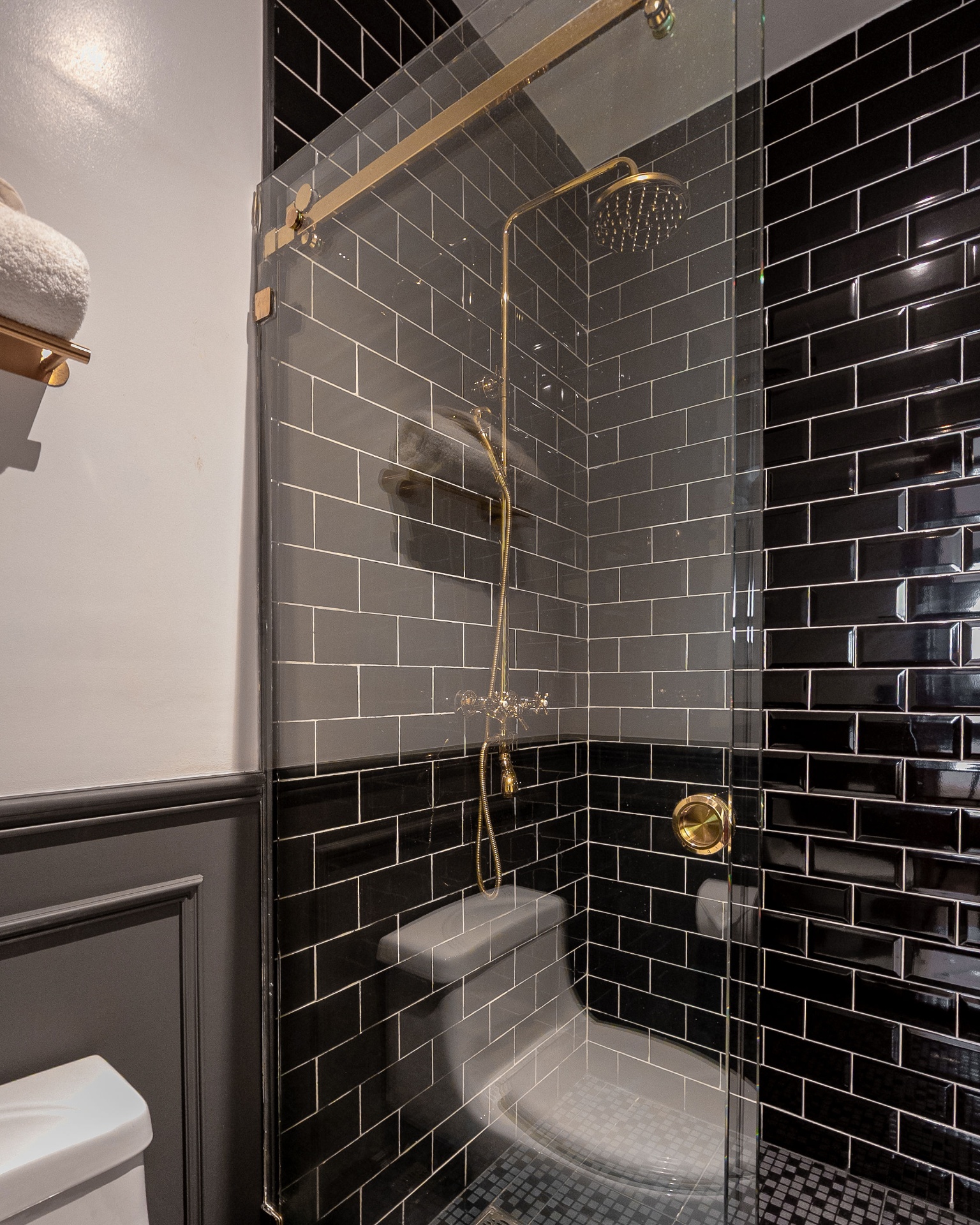 Ducha con metro tile negro y latón
