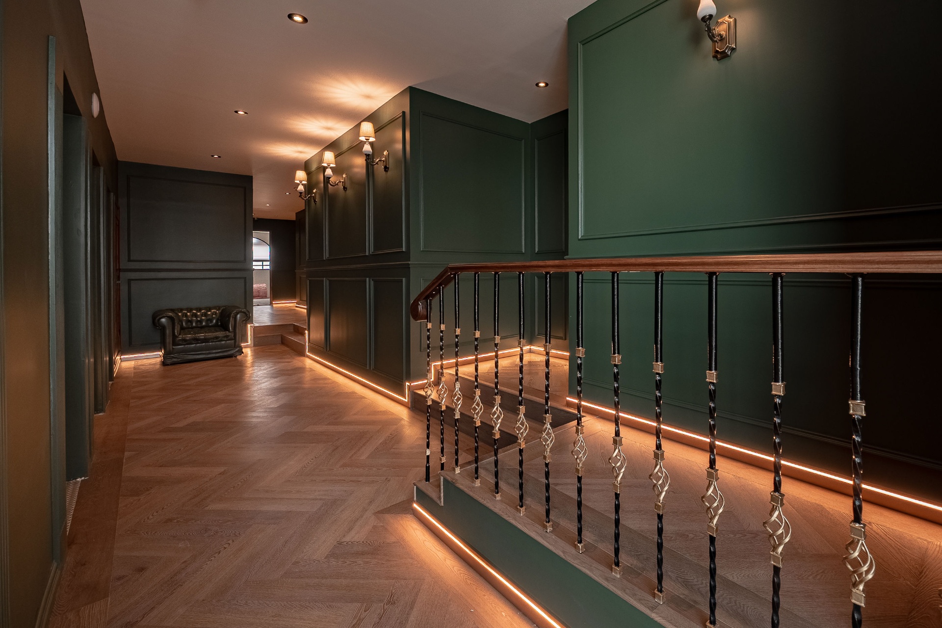 Pasillo verde inglés con escalera