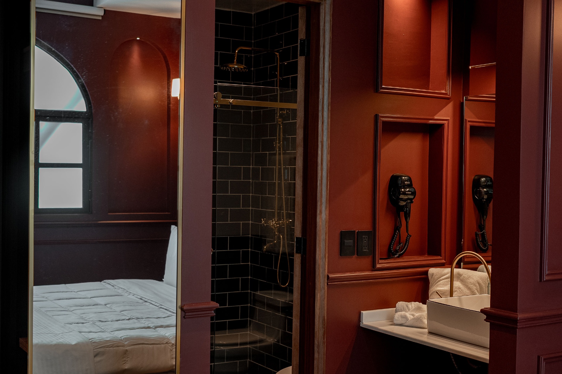 Suite burgundy con baño visible